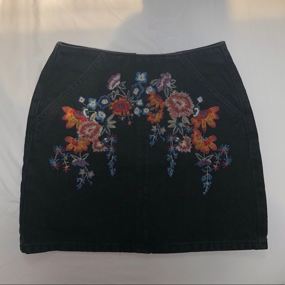 NWOT ✨ Topshop Denim Skirt with Floral Stitching